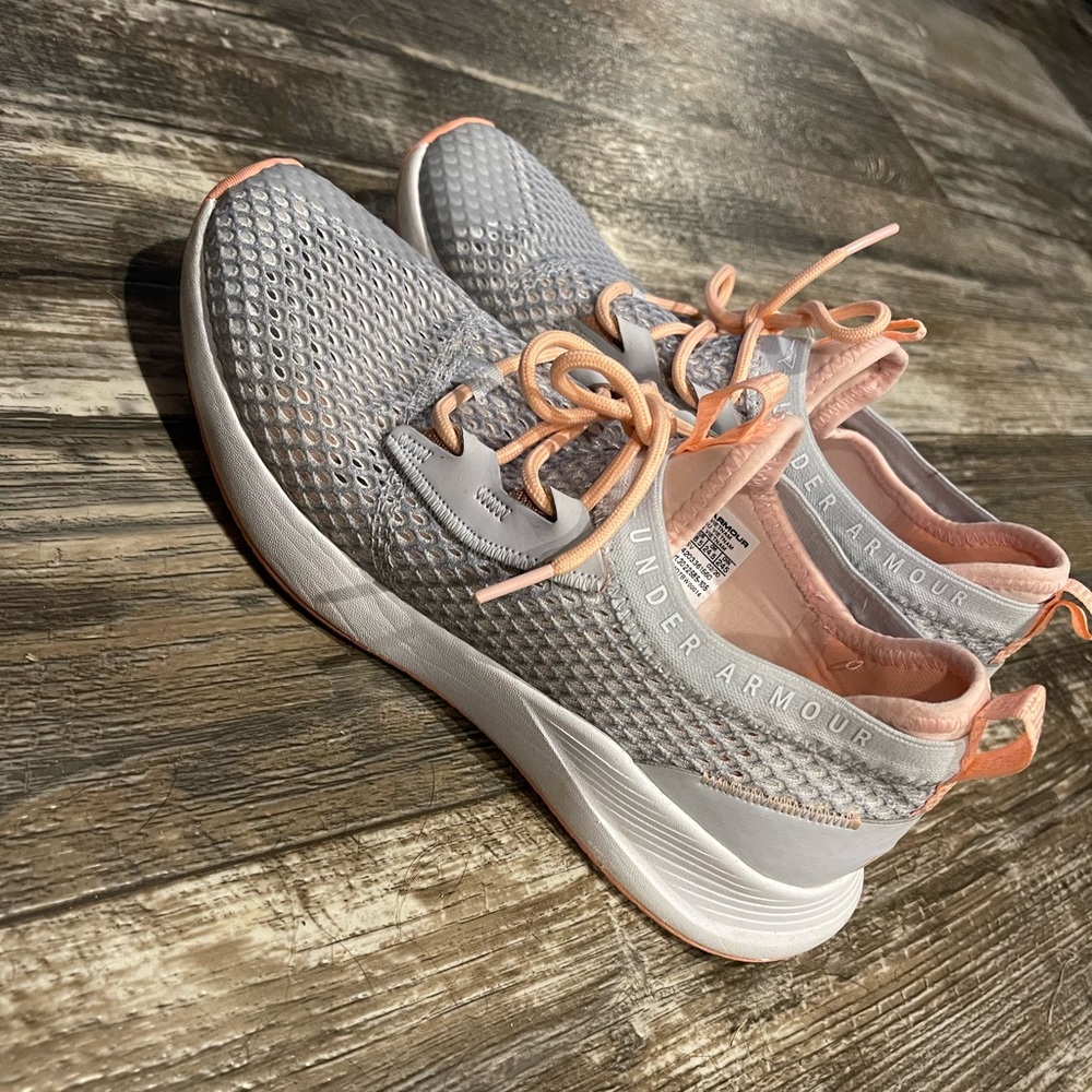 Women’s 7.5 Under Armour tennie shoes